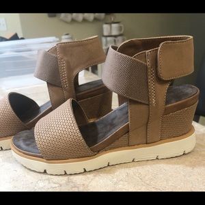 Hocus pocus wedge sandals